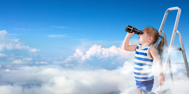 去发现新的地平线-带着双筒望远镜的小女孩在云端的梯子上