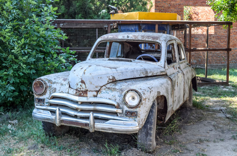 老旧生锈的苏联汽车&quot；胜利&quot；稀有展品