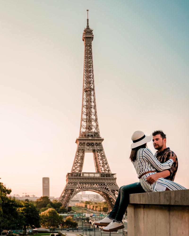 在巴黎埃菲尔铁塔巴黎埃菲尔铁塔观看日出的男女情侣