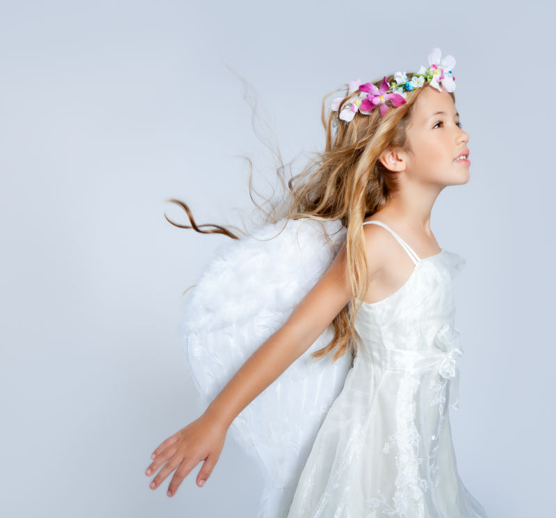 头发上有风的天使小女孩