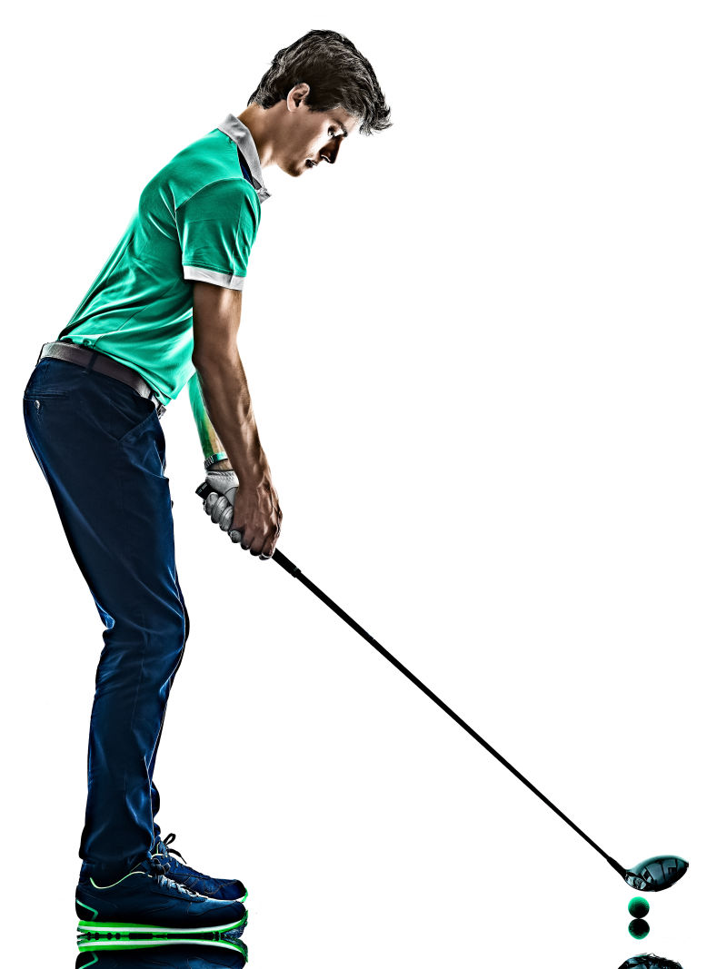 一名年轻的高加索男子高尔夫球手在白色背景下独自打高尔夫球