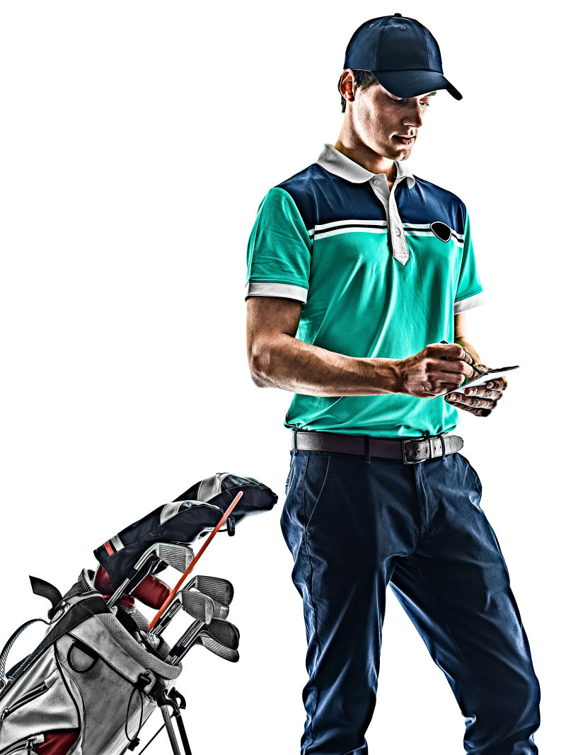 一名年轻的高加索男子高尔夫球手在白色背景下独自打高尔夫球