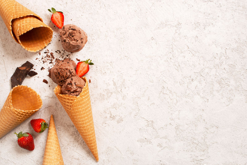 背景：草莓巧克力冰淇淋球