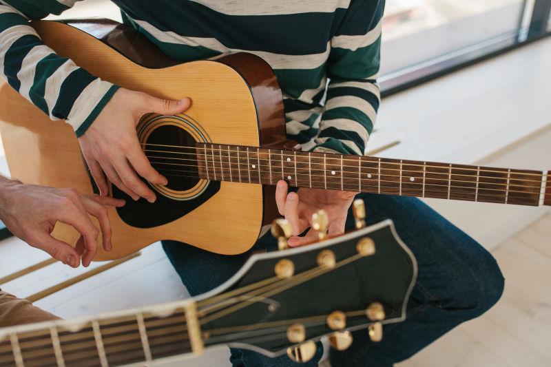 学弹吉他音乐教育和课外课程