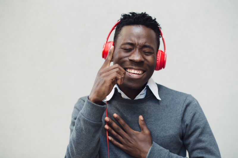 非洲裔美国人用耳机听音乐