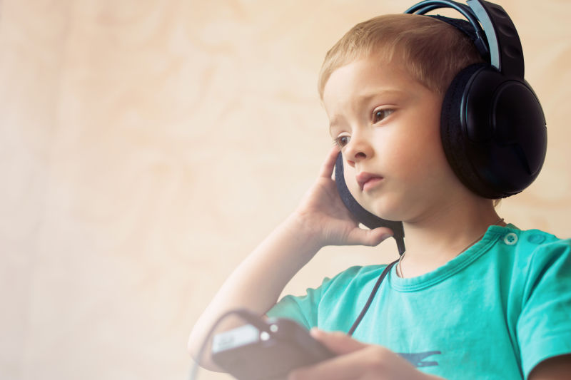 孩子用耳机听音乐