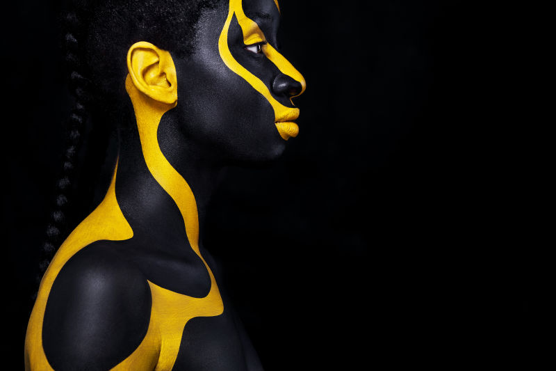 带着艺术时尚妆的快乐的非洲年轻女子一个美丽的黑黄相间的女人