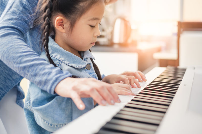 亚洲青年钢琴家教师教女生弹钢琴音乐教育理念