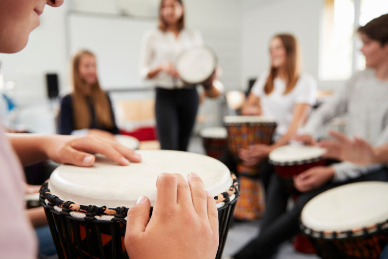 在音乐课上学习打击乐的青少年学生