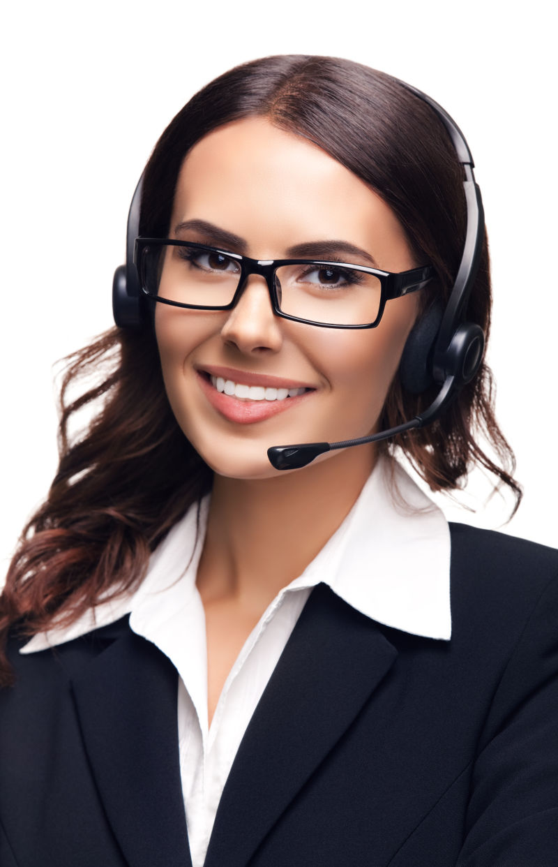 带微笑的客户支持电话接线员戴眼镜的肖像-与白色背景隔离