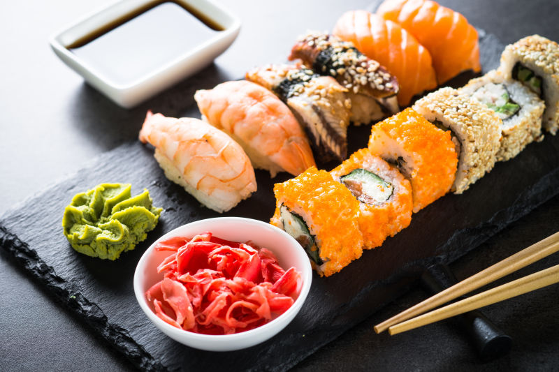 寿司和寿司卷放在黑石桌上