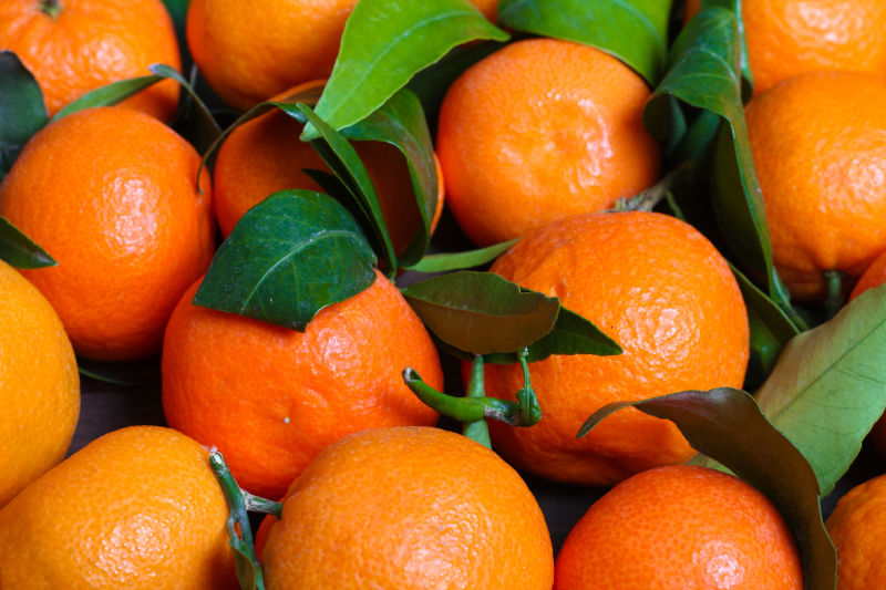 背景：市场上有一堆新鲜的橘子