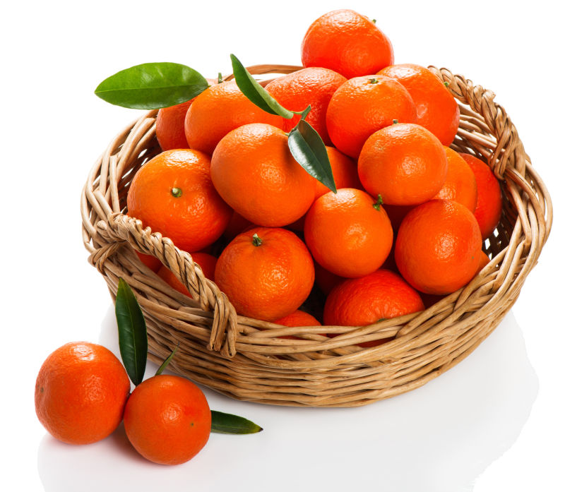 柑橘或柑橘在篮子里-白色隔离
