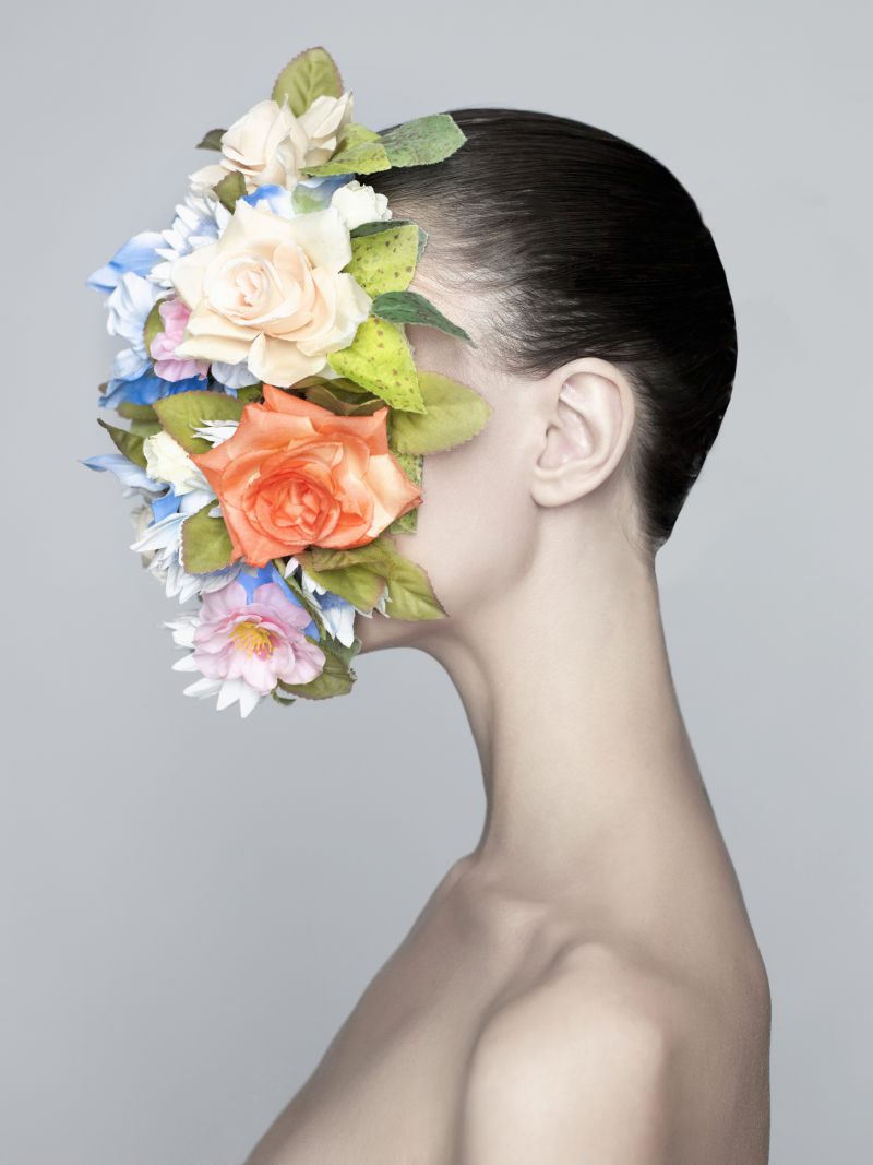 概念时尚工作室肖像***淑女优雅的花在她的脸上