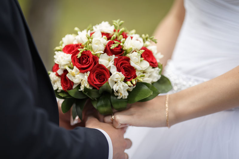 新婚夫妇手上戴着结婚戒指 婚礼花束上戴戒指的新郎新娘之手图片素材 素材 Jpg图片格式 Mac天空素材下载