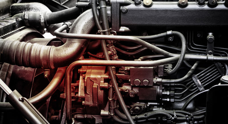 柴油汽车引擎或卡车引擎的经典片段具有文本复制空间内部柴油卡车发动机或汽车发动机的金属背景