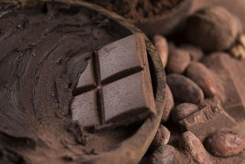 巧克力糖果甜品以天然纸为背景的甜点