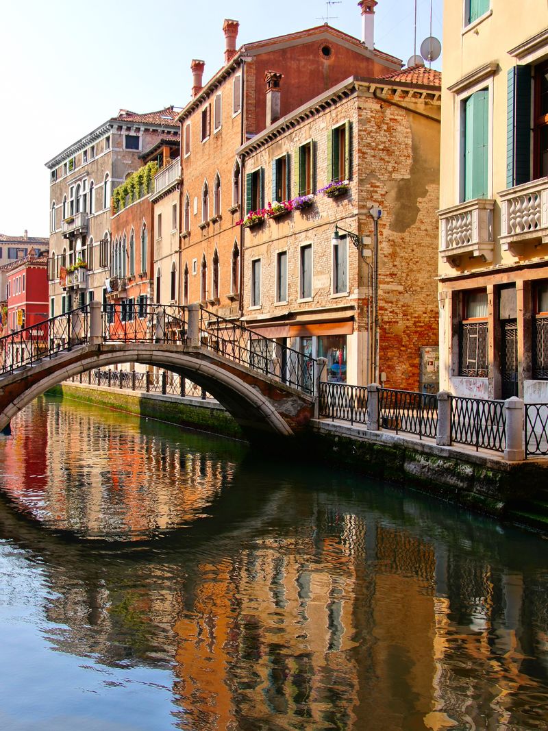 意大利威尼斯一条有桥的运河清晨的倒影