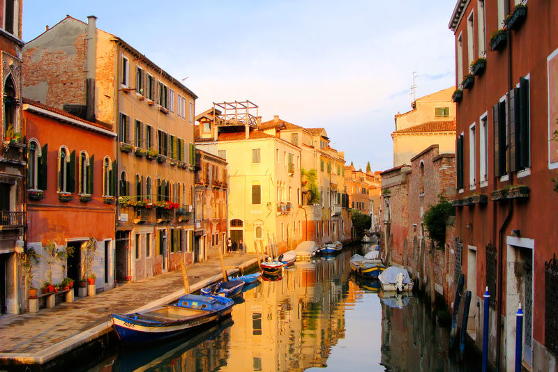 日落时威尼斯美丽的运河