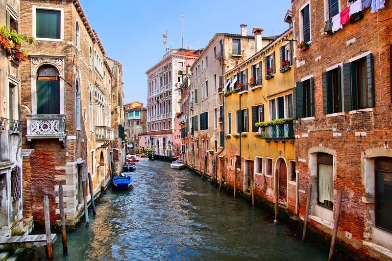 俯瞰意大利威尼斯风景如画的运河
