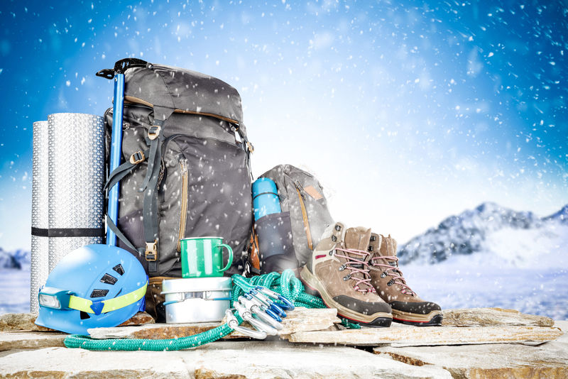旅行背包和雪花的冬季照片