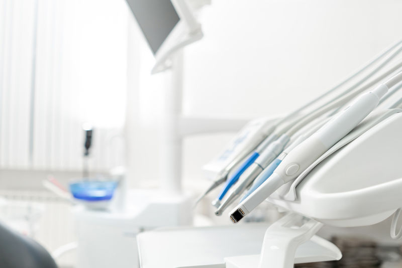 牙科诊所的口腔医学仪器-诊所的牙科工作-操作-更换齿-医学健康口腔学概念-牙医检查和总结的办公室
