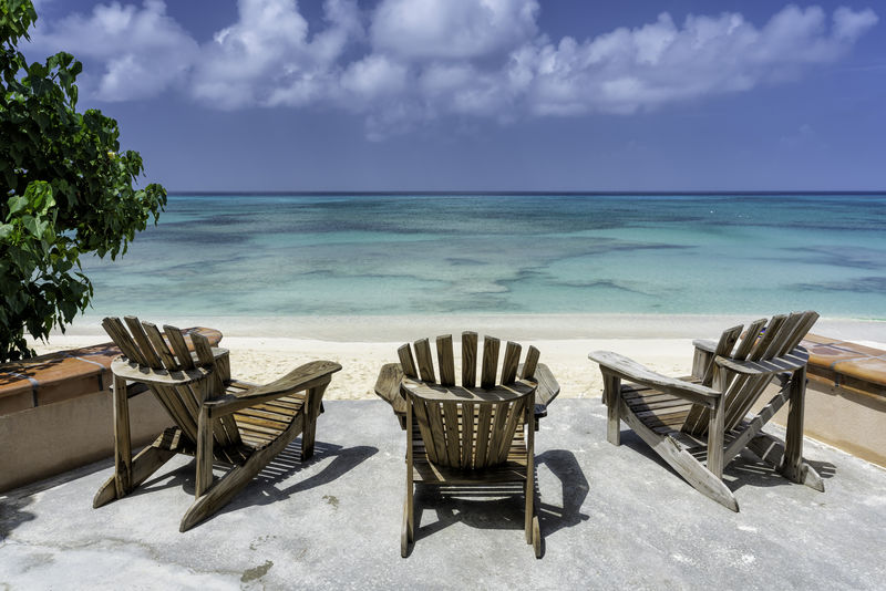 面向热带海洋的木制沙滩椅