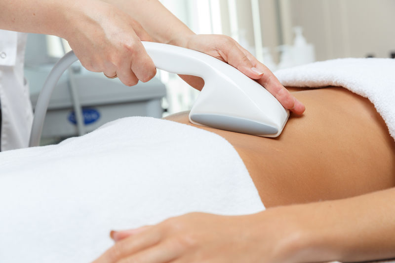 美容师运用最新技术对腹部美容门诊进行真空按摩-有效恢复和治疗