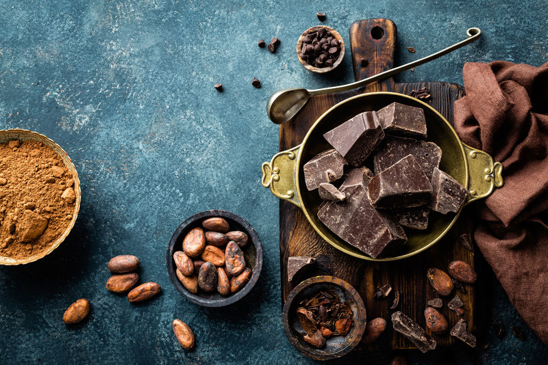 黑巧克力碎块和可可豆烹饪背景俯视图
