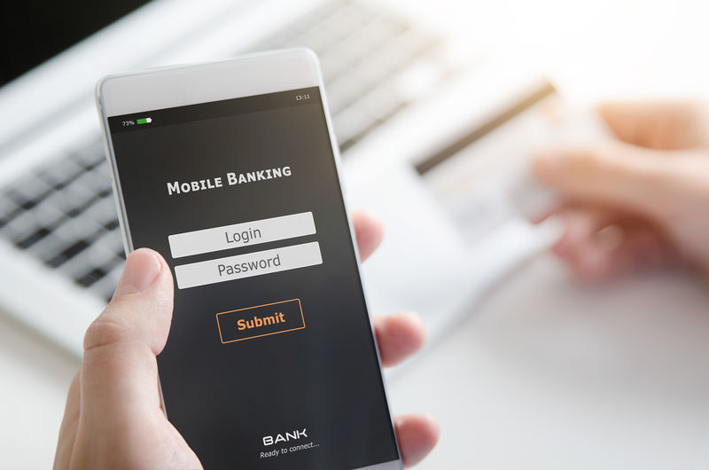 登录智能手机上的手机银行账户-通过移动应用支付