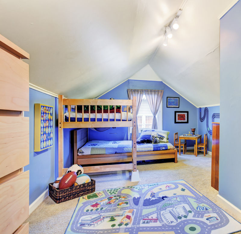 明亮的蓝色儿童房带双层床