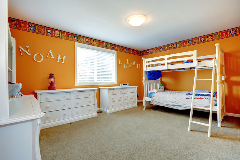 明亮的橙色儿童房带大床