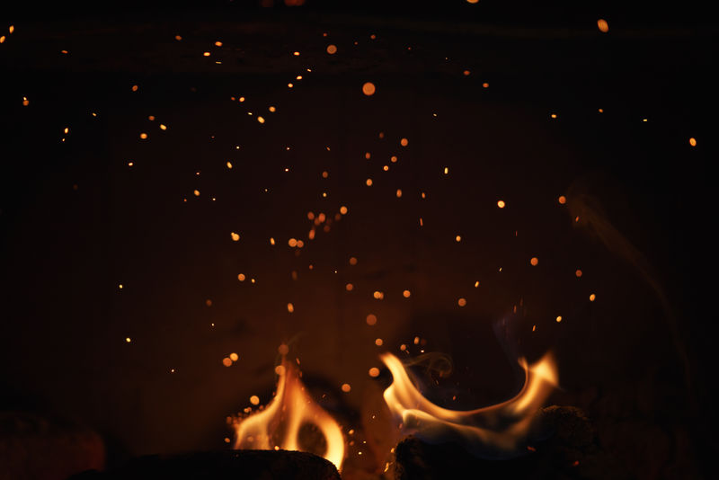 在壁炉中燃烧木炭的特写镜头