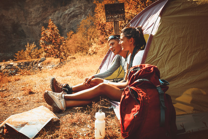 夫妻露营这对年轻夫妇坐在帐篷里放松