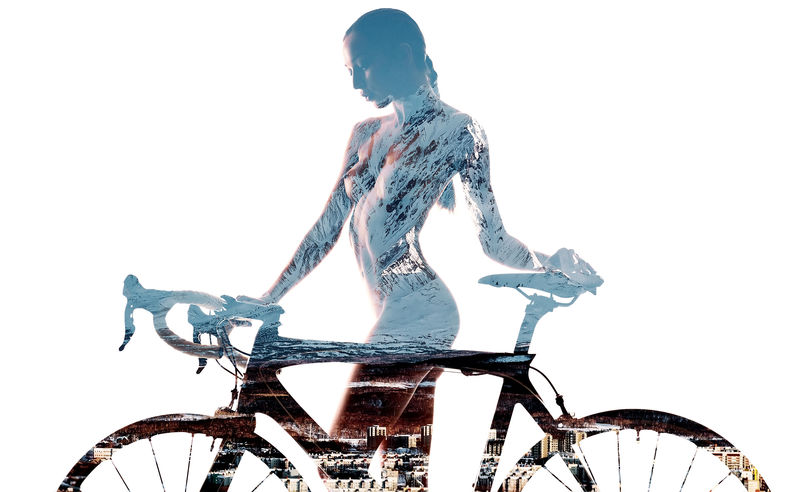 骑自行车的裸体妇女的双重暴露