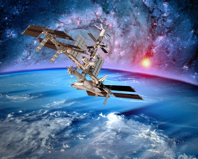 地球卫星空间站宇宙飞船轨道科幻景观这张图片的元素由美国宇航局提供