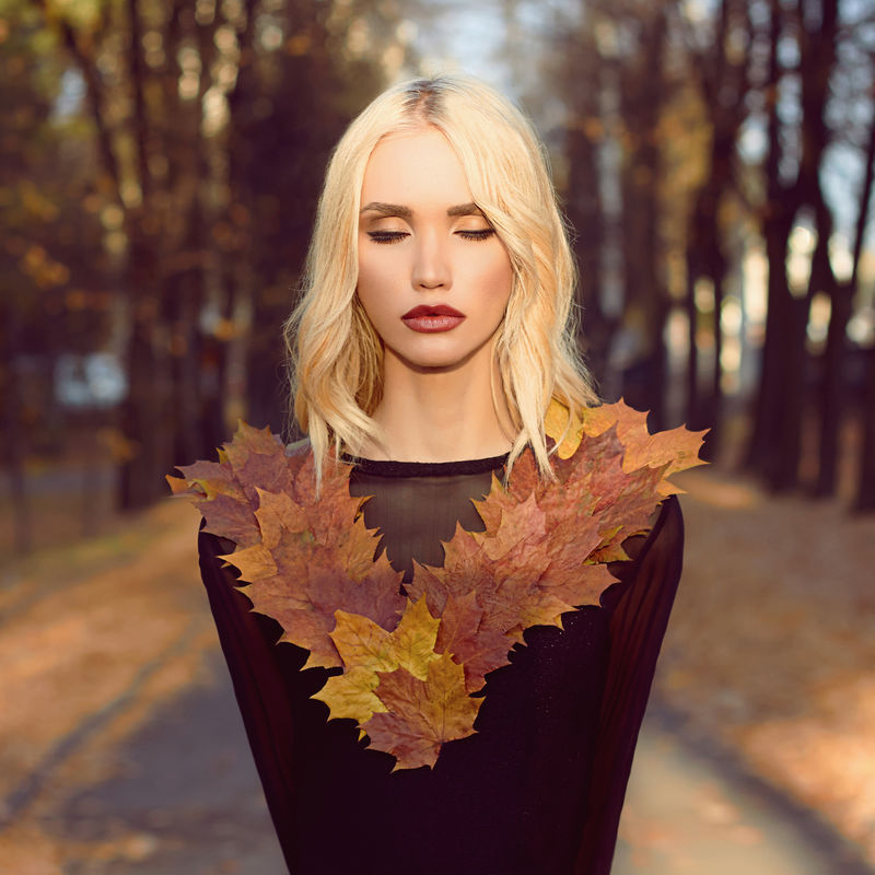秋天走着美丽的金发女人