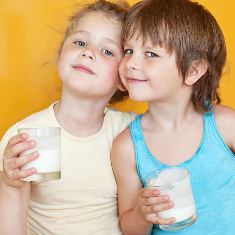 快乐的孩子们在喝牛奶