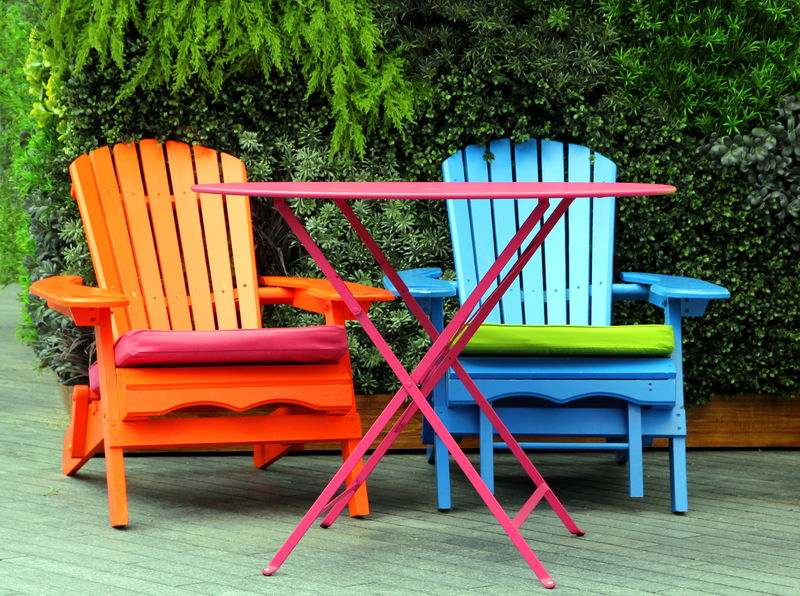色彩鲜艳的花园家具