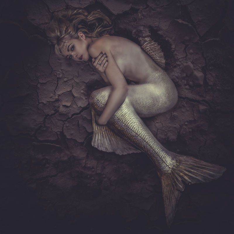 美人鱼困在泥海中概念幻想鱼沃玛