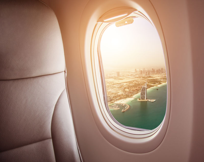 阿联酋迪拜城的带窗户的飞机内部-旅游和航空运输的概念