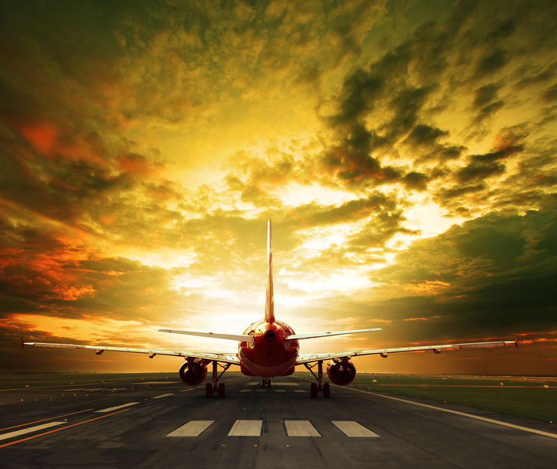 准备在机场跑道起飞的客机-用于旅行货物空中运输商业