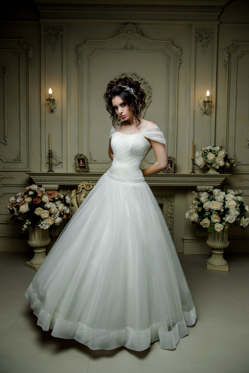 穿着豪华婚纱的漂亮新娘婚礼化妆和发型婚礼首饰
