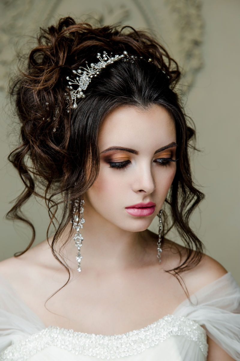 穿着豪华婚纱的华丽新娘的肖像婚礼化妆和发型婚礼首饰