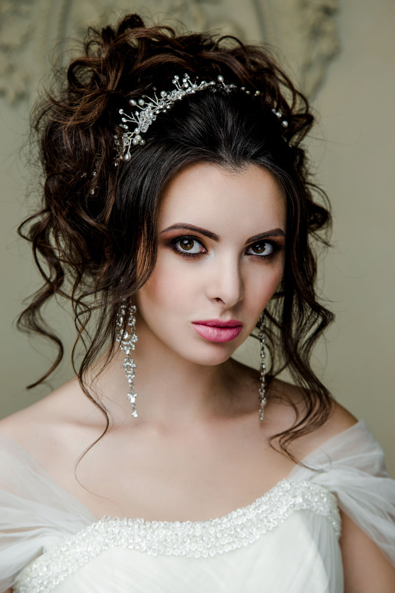 穿着豪华婚纱的华丽新娘的肖像婚礼化妆和发型婚礼首饰