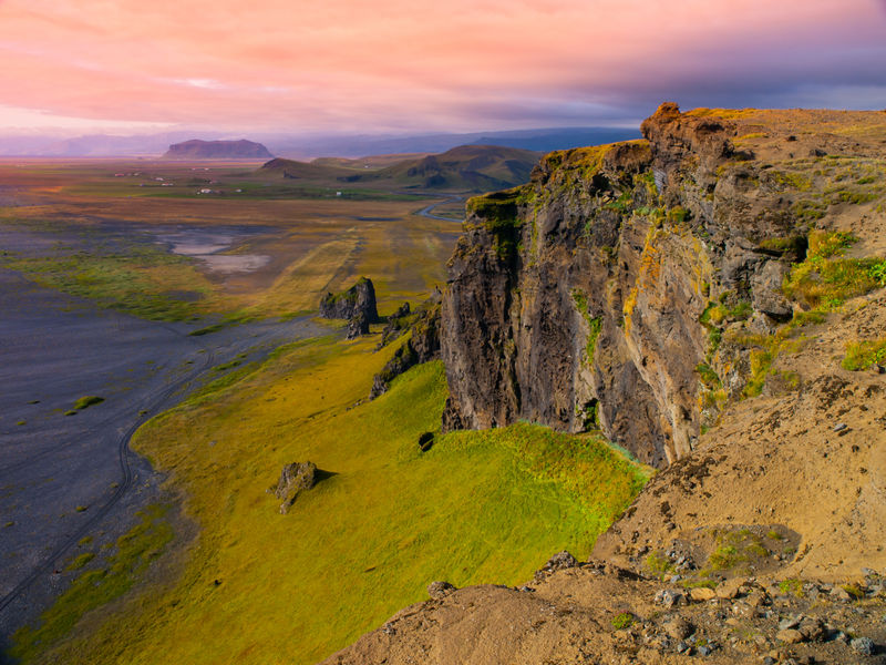 冰岛引人注目的岩石海岸线景观