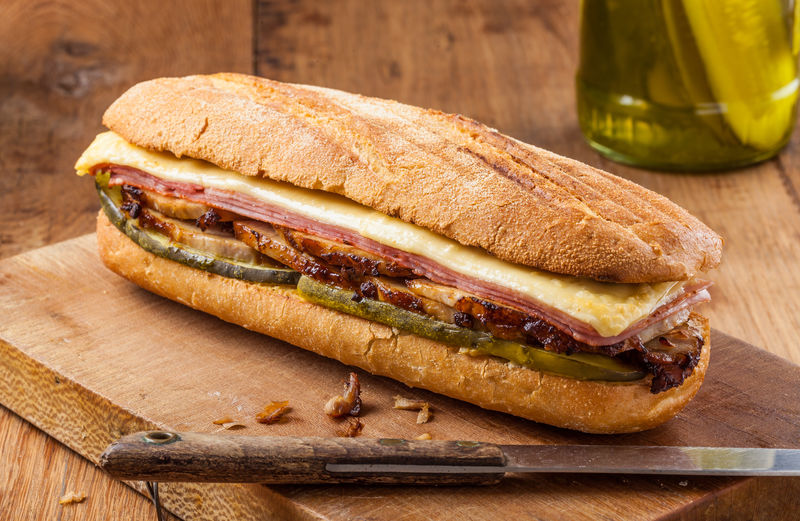 古巴三明治叫古巴尼托流行的拉丁三明治有腌烤猪肉火腿奶酪和泡菜