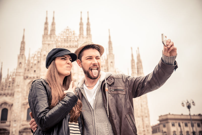 米兰多莫大教堂前-快乐的游客用手机自拍