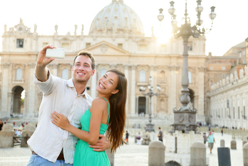 游客们在梵蒂冈城和罗马的圣彼得大教堂相聚-意大利浪漫蜜月快乐旅行男女自拍照片