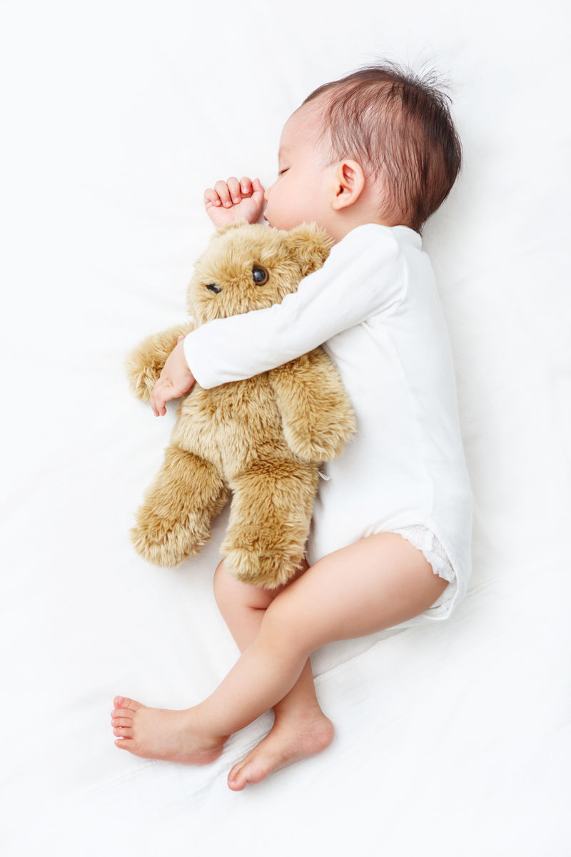我最好的朋友宝宝和她的泰迪熊睡觉-新的家庭和宝宝保护概念